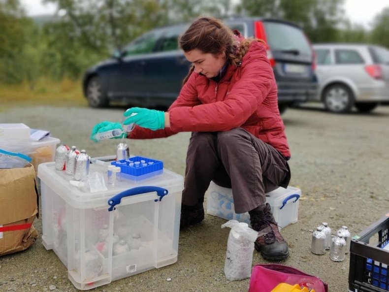 Eleanor Sheridan performing the experiment