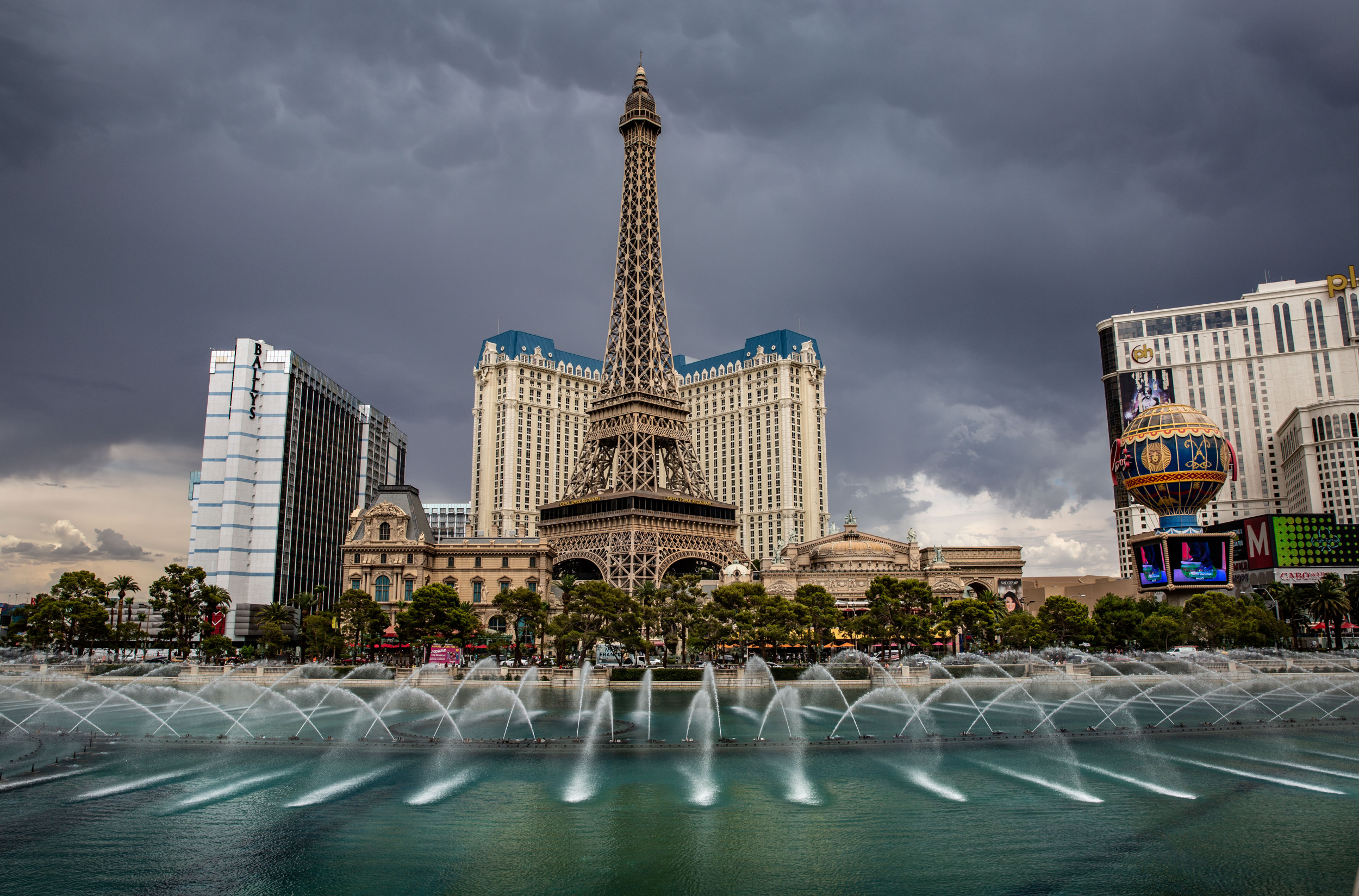 2 dead as Las Vegas strip, casinos flood for second time in weeks