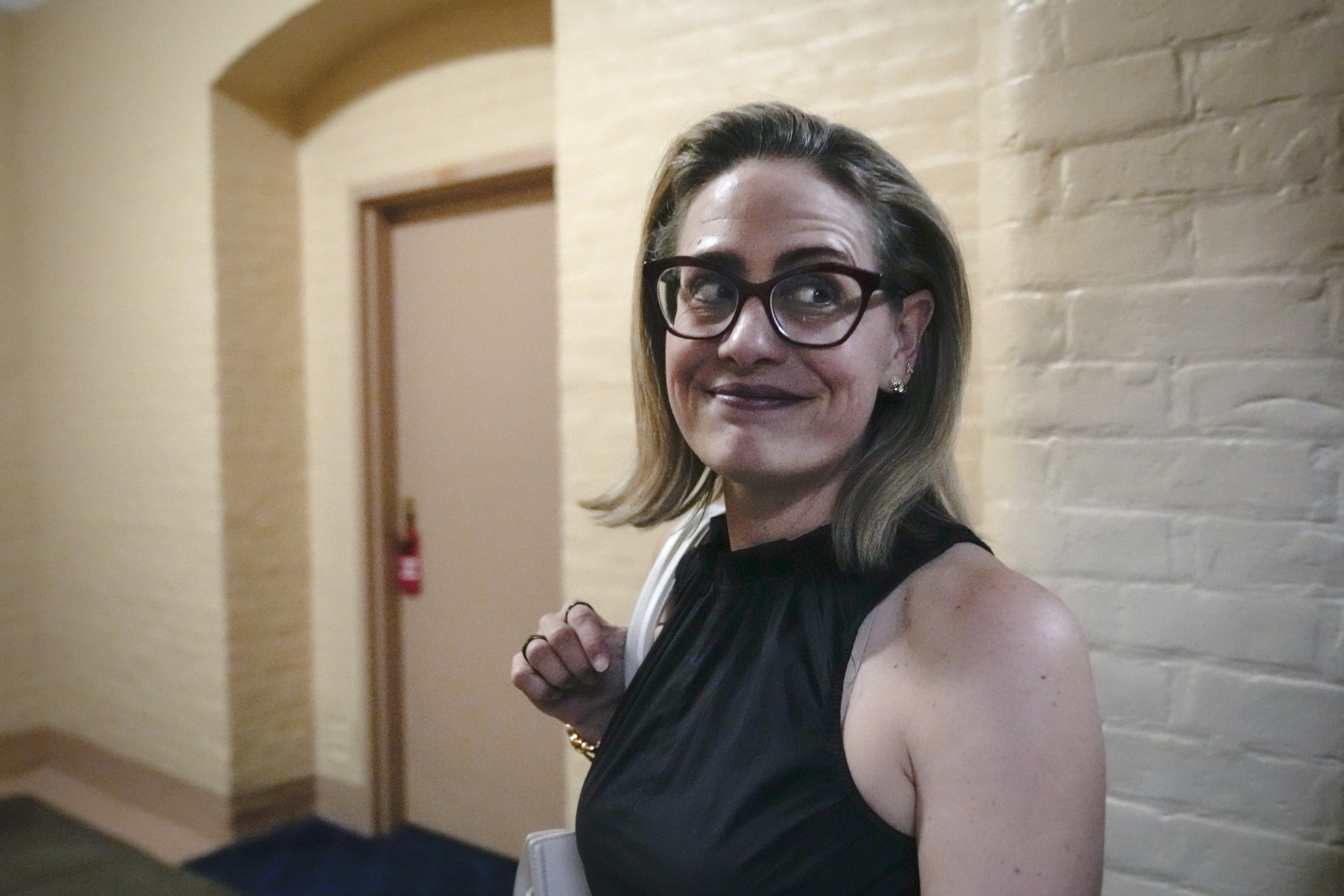 Sinema Praised for 'Spine of Steel' as GOP Hopes She'll Kill Spending Bill – Newsweek