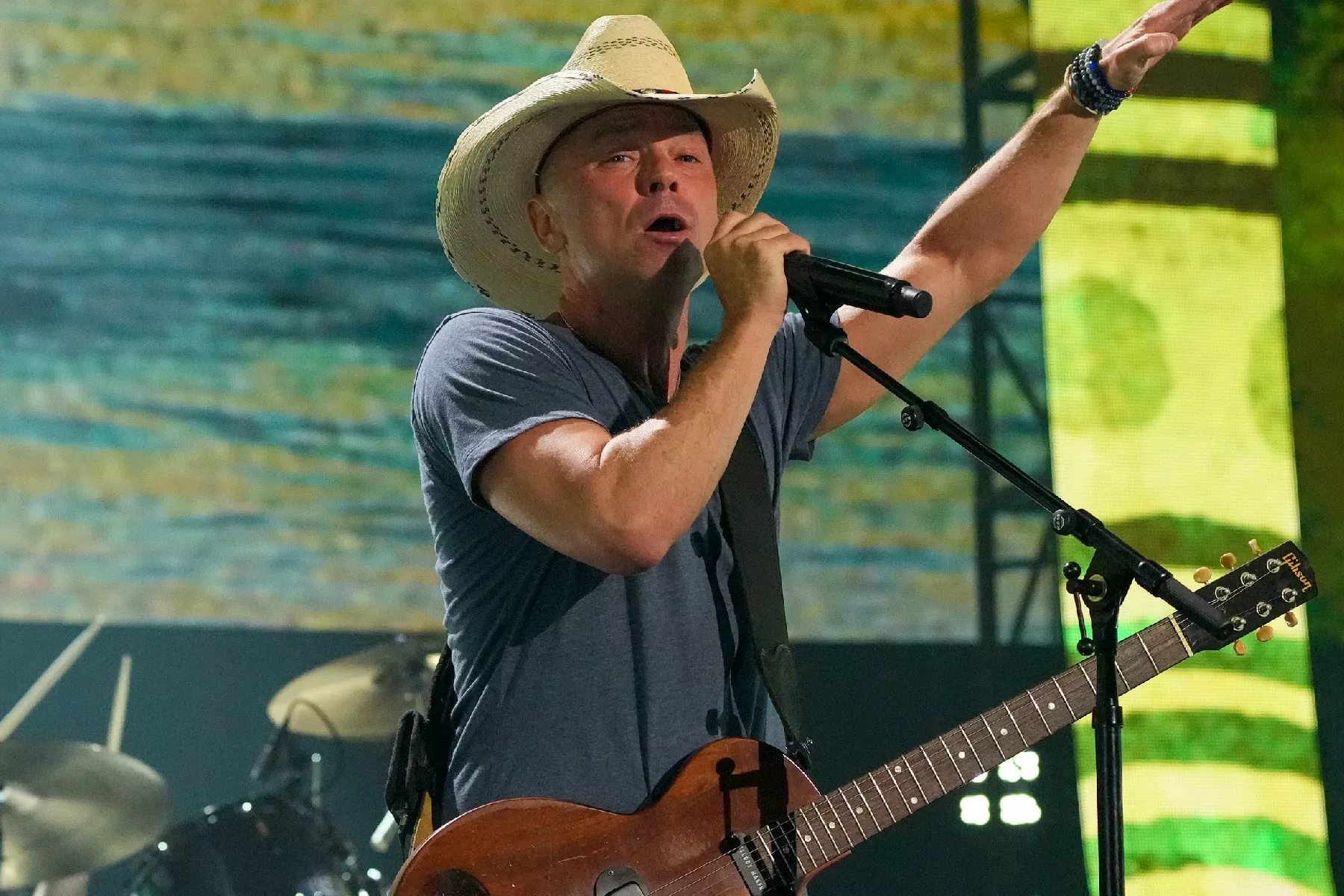Woman Falls to Her Death at Kenny Chesney Concert in Denver - Vimarsana News