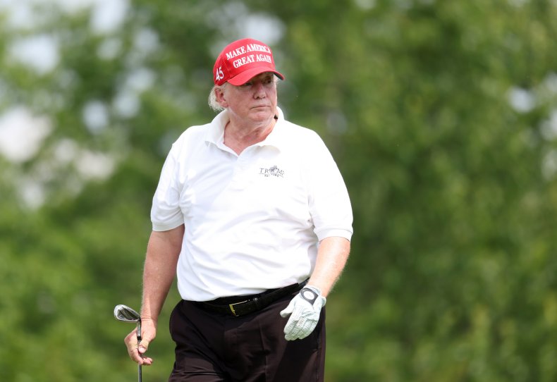 Trump golft in New Jersey 