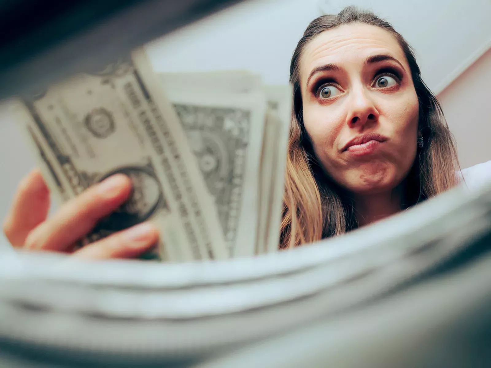 Stimulus Checks 'Likely' in Next Recession: Economics Expert - Vimarsana News