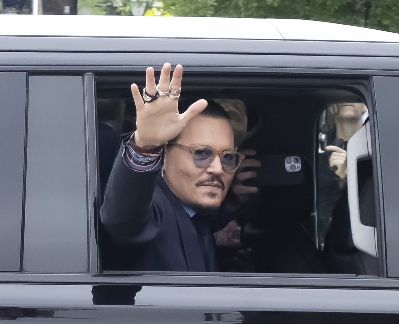 Johnny Depp saluta i fan 
