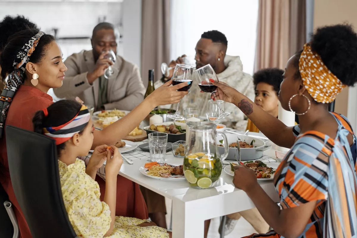 Average American Only Spends 3 Dinners a Week With Loved Ones, Poll Shows - Vimarsana News