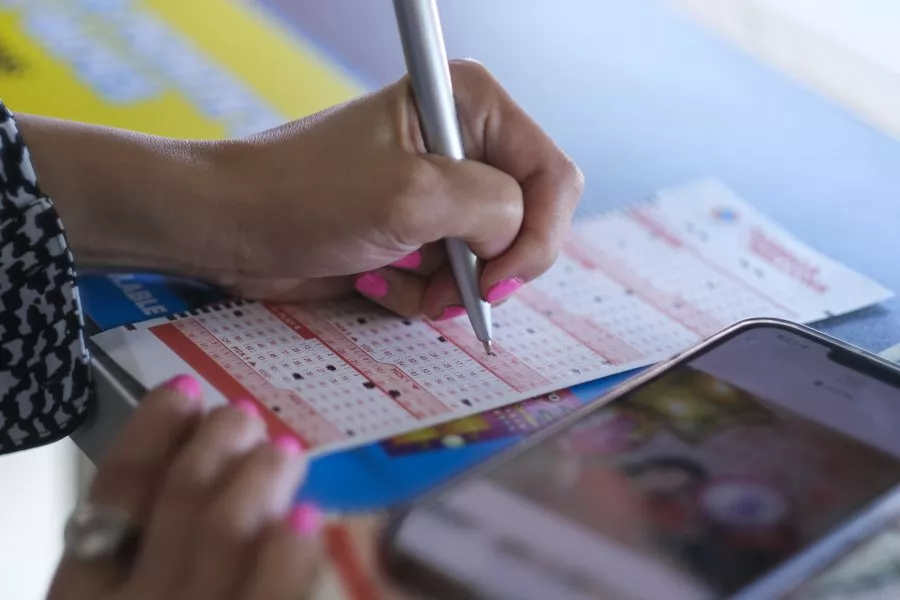 Jackpot Lotere Dimenangkan oleh Wanita Yang Mengemis Di Luar Bank 5 Jam Sehari