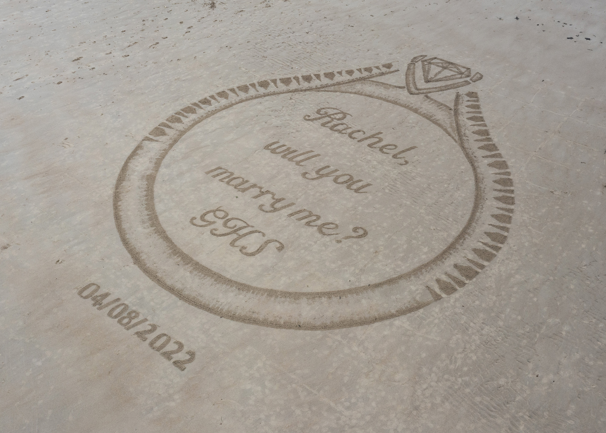 Man Proposes to Girlfriend With Gigantic Ring Carved in Sand Man Proposes to Girlfriend With Gigantic Ring Carved in Sand