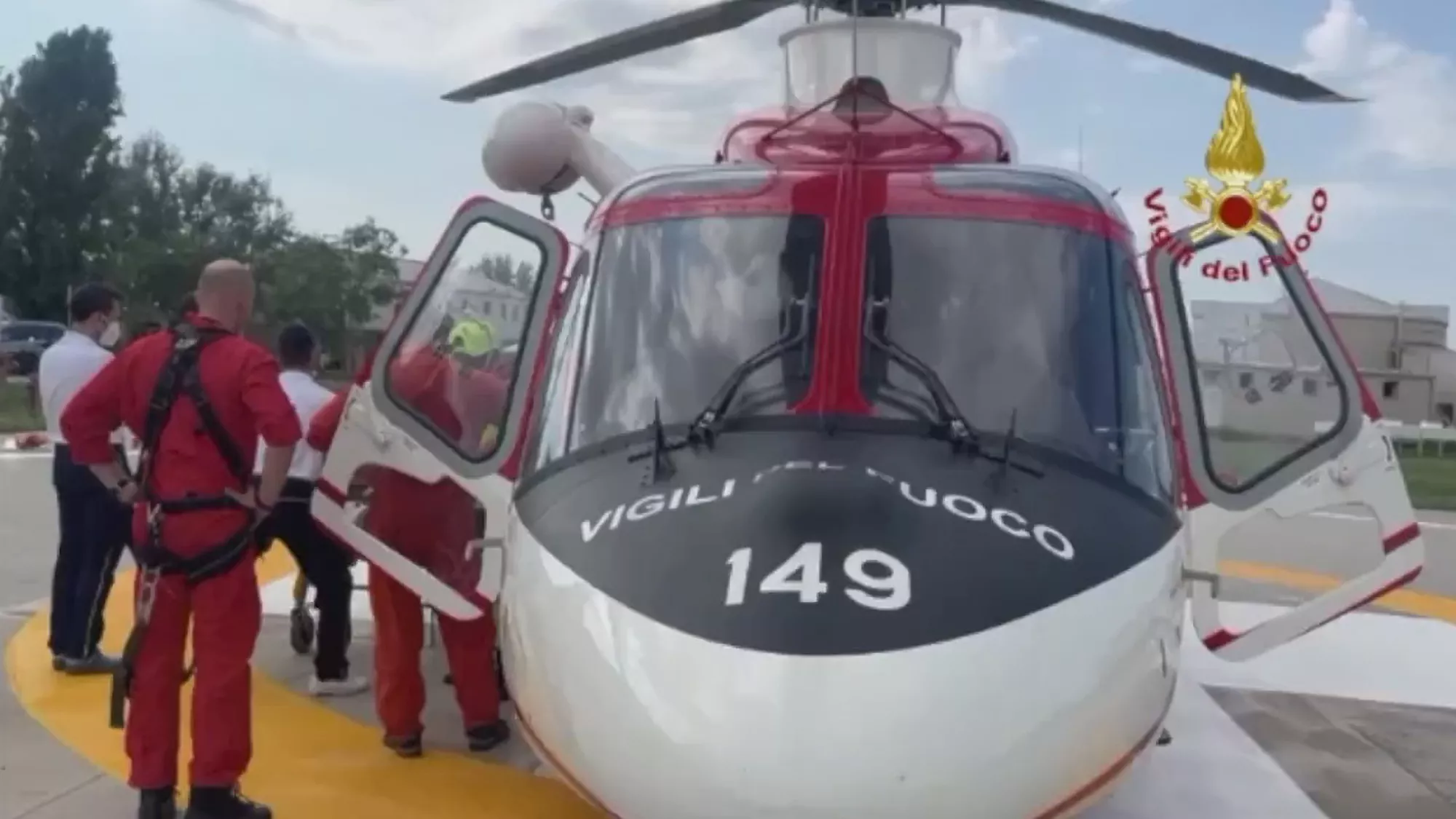 Man Who Vanished in Rough Seas Found Clinging to Rock 9 Hours Later - Vimarsana News