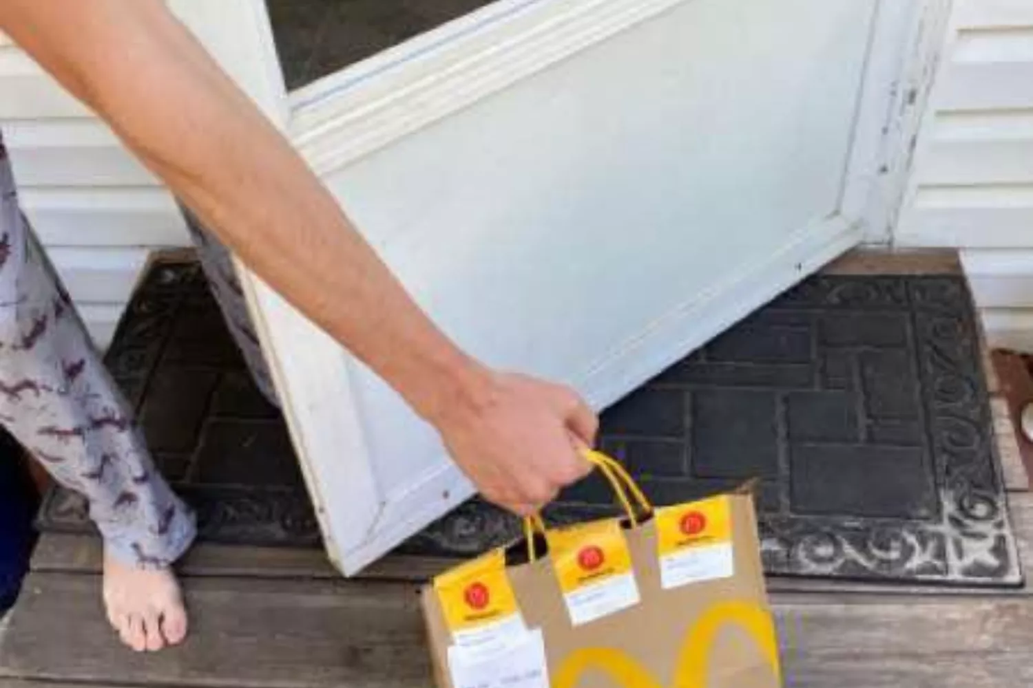 Laughter as Pic of Man's Delivery Confirmation Turns Into Strange Illusion - Vimarsana News