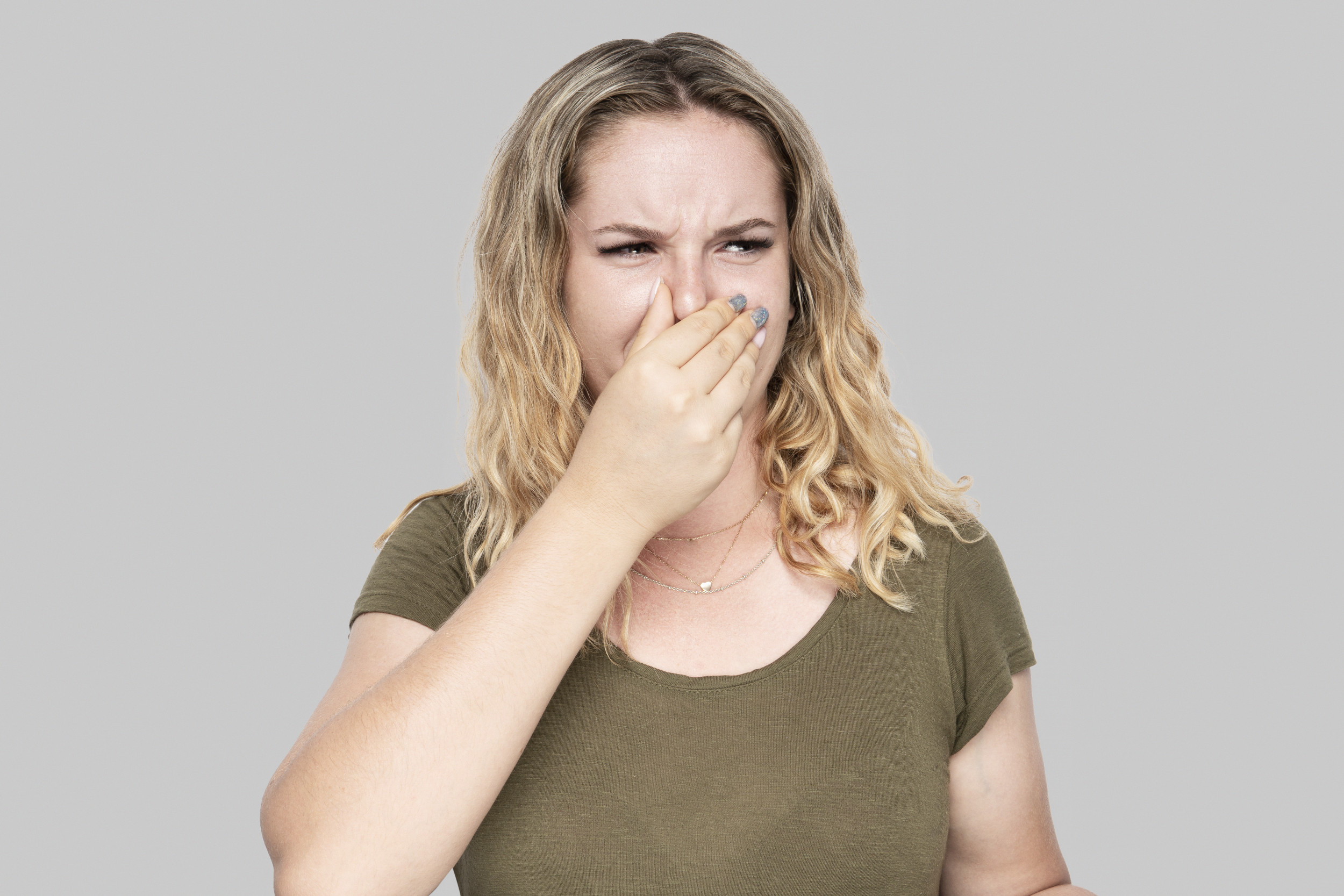 wife-backed-for-ruining-friend-s-wedding-by-not-telling-husband-he-smells