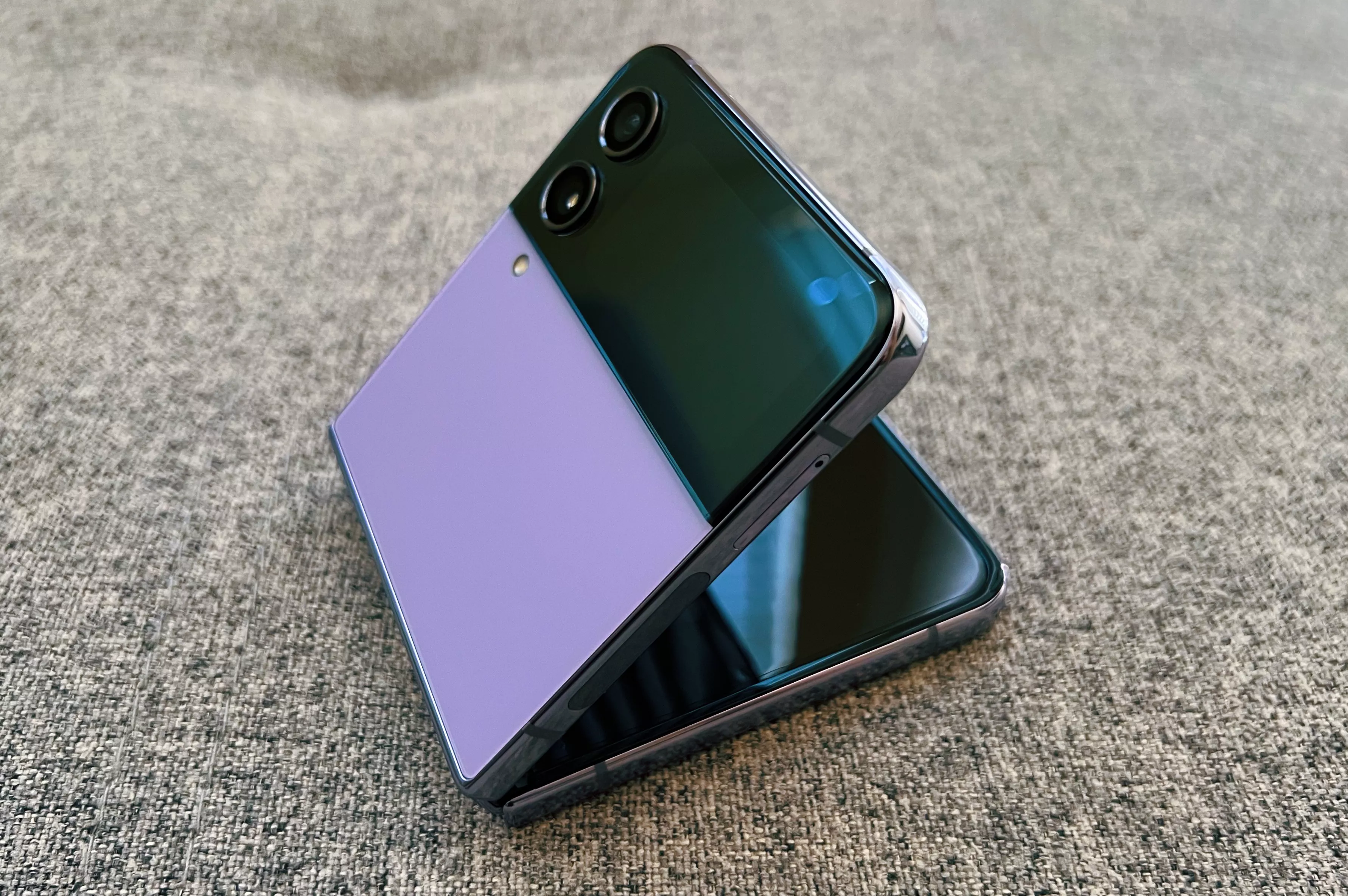 Samsung Galaxy Z Flip4 Review: Still Searching For Reasons to Fold - Vimarsana News