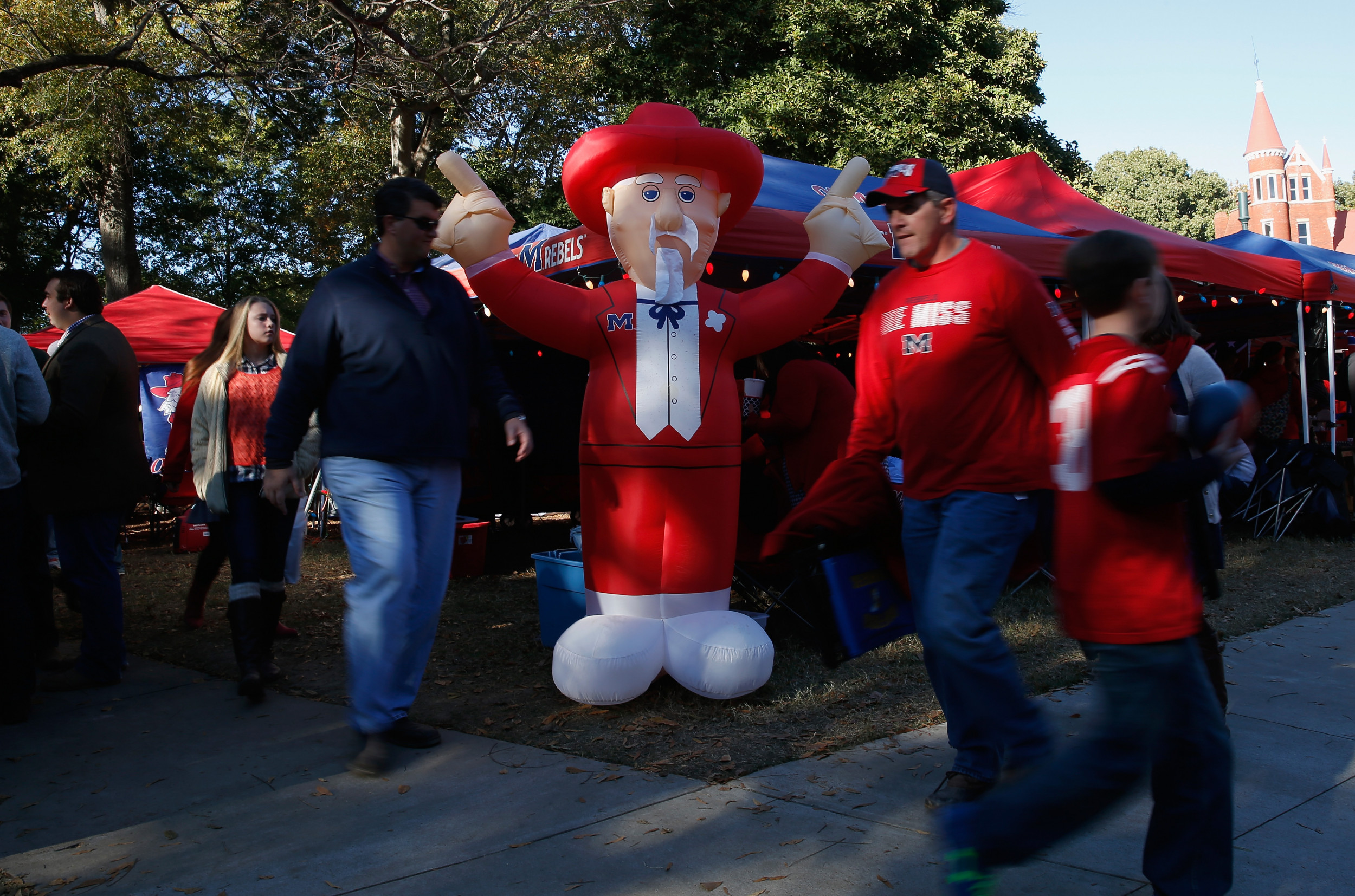 Ole Miss Brings On 250-pound Punter Found At A "keg Party" On Campus ...