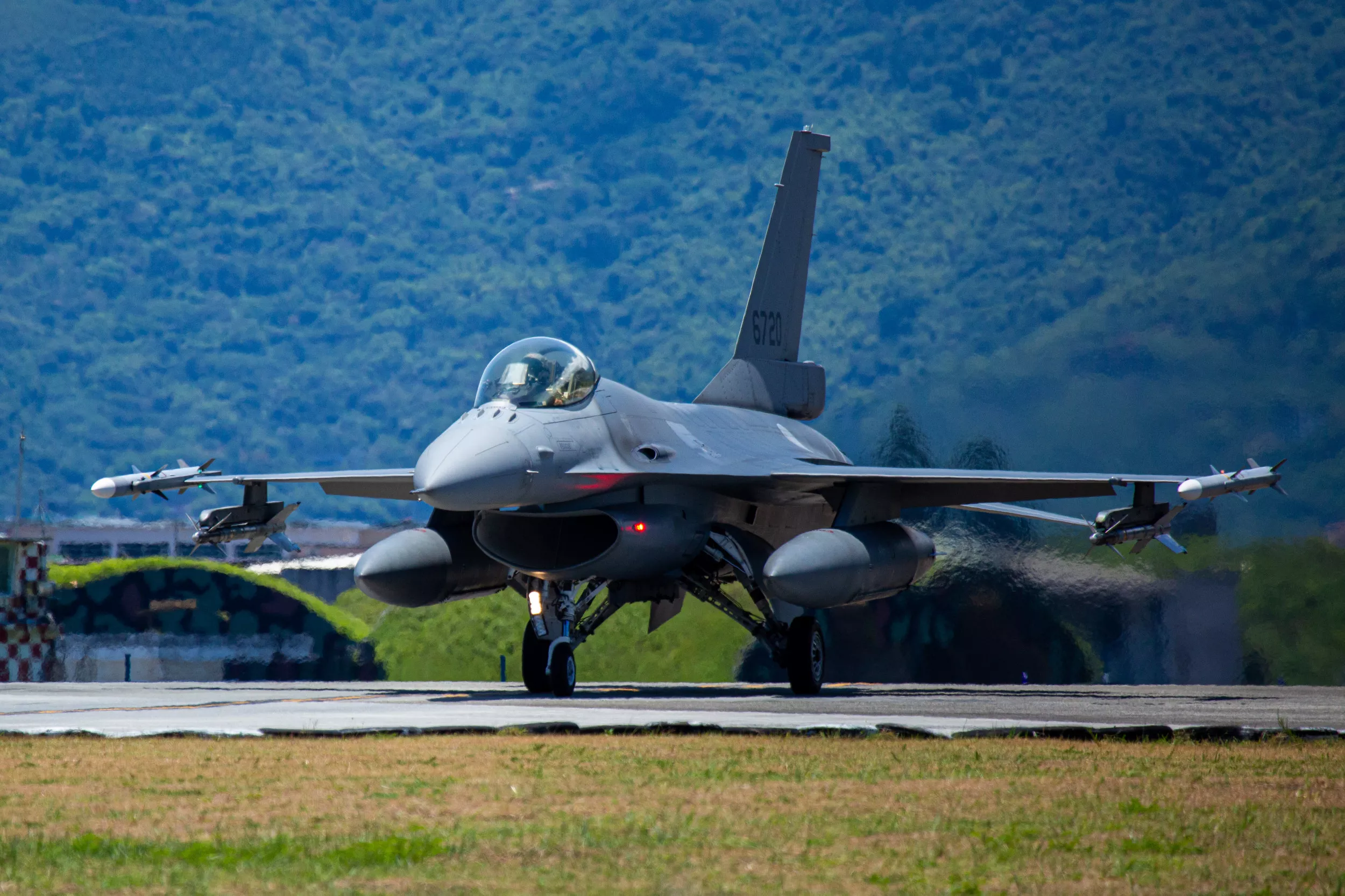 Taiwan's Best Fighter Jet Compared to China's J-20 Mighty Dragon - Vimarsana News
