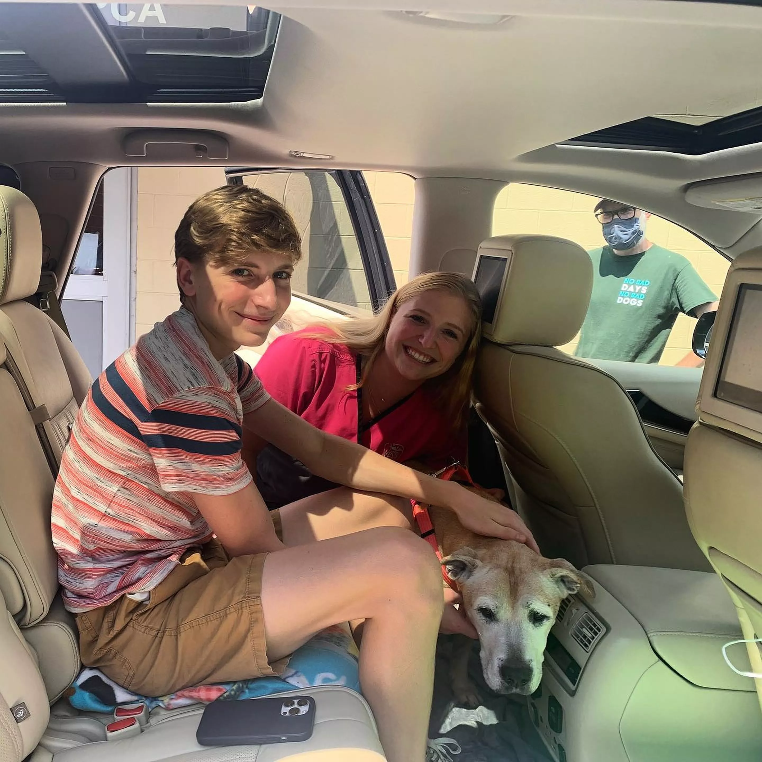 Family Adopts Rejected 15-Year-Old Dog to Give Her 'the Best Final Days' - Vimarsana News