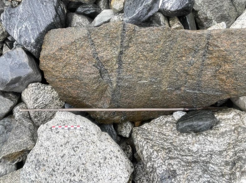 Freccia vista tra le rocce