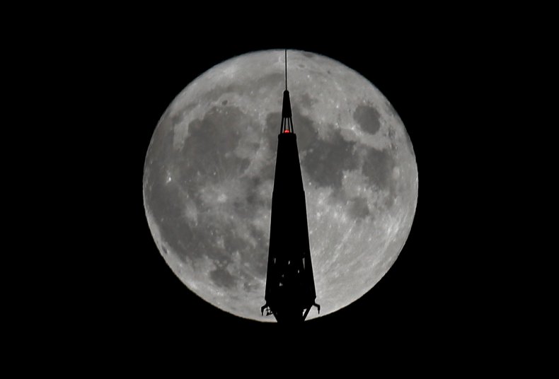 El significado detrás de la luna llena de cosecha de septiembre 2 Una luna de cosecha sobre la ciudad de Nueva York