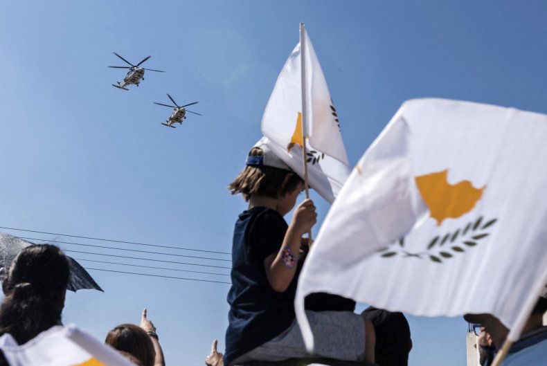 Un enfant agite le drapeau national chypriote 