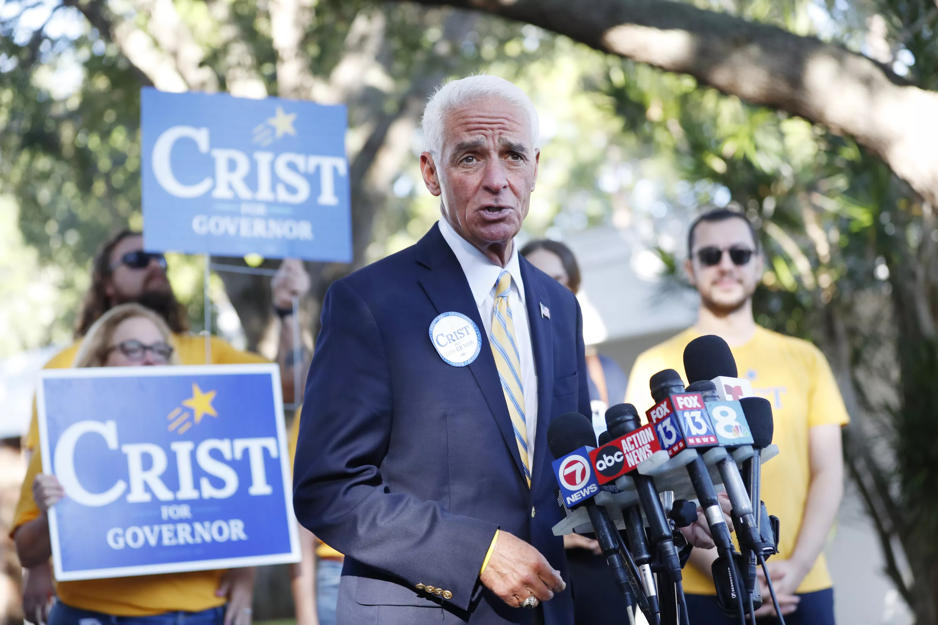 Charlie Crist Chances of Beating Ron DeSantis, According to Polls - Vimarsana News