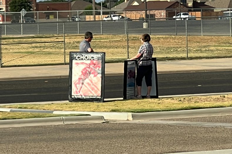 "J'ai donné des contraceptifs gratuits dans mon café du Texas - Les résidents ont appelé la police" 3 Manifestation devant Tumbleweed + Sage Coffee Shop