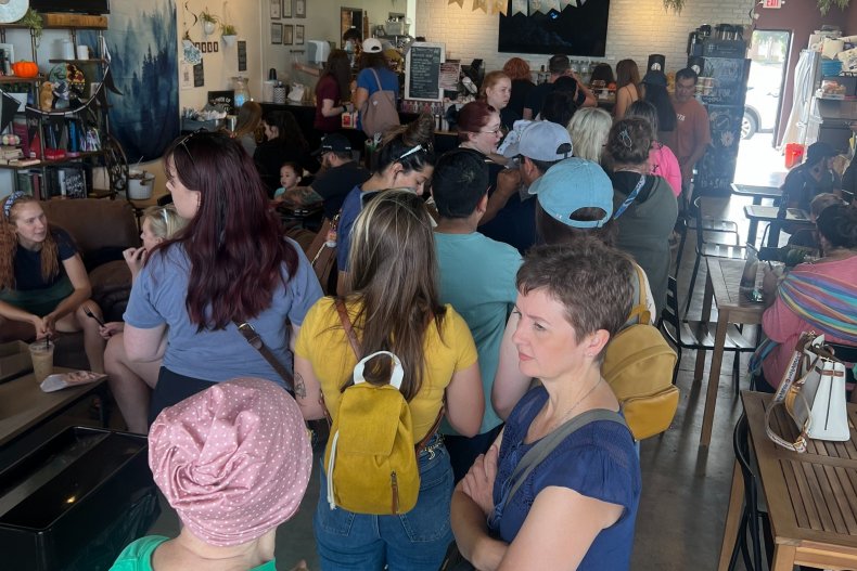"J'ai donné des contraceptifs gratuits dans mon café du Texas - Les résidents ont appelé la police" 4 Files d'attente à l'intérieur de Tumbleweed + Sage