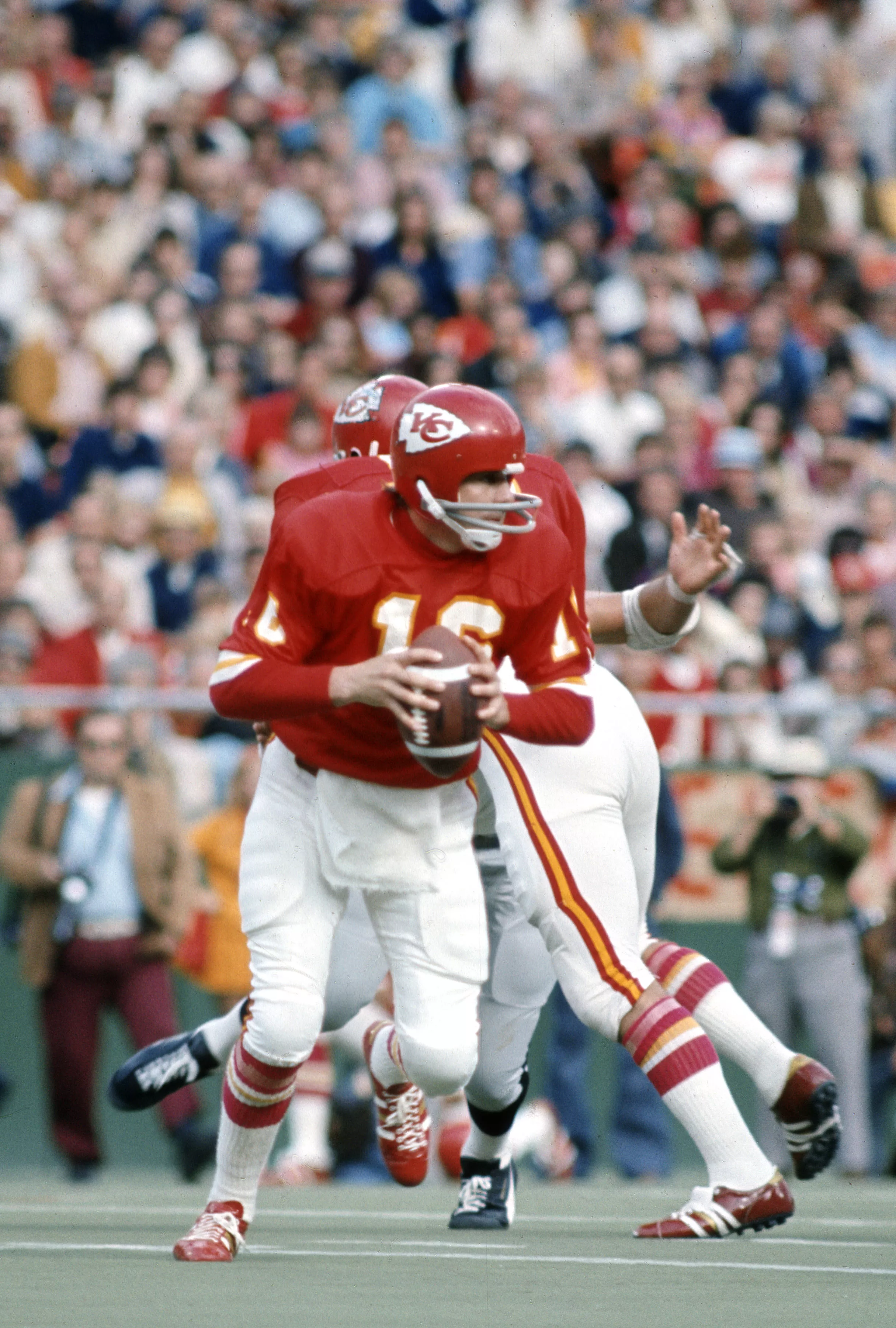 Hall of Famer Len Dawson Remembered: Tributes for Legendary Quarterback - Vimarsana News