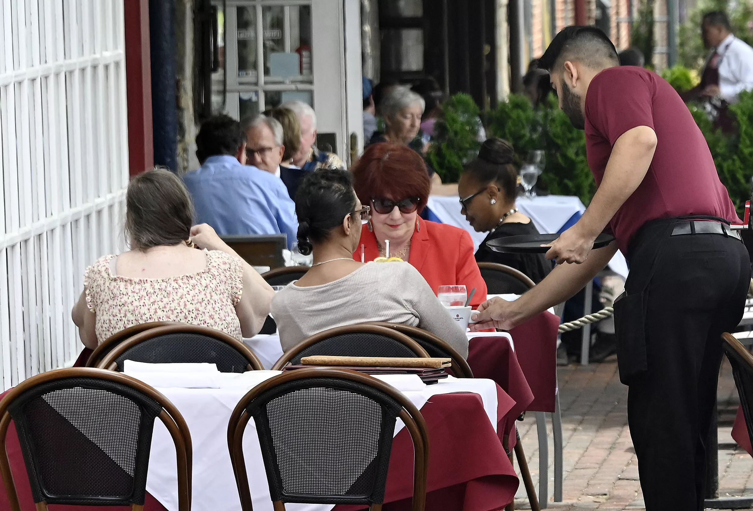 Server Explains Why She Makes Up Wild Stories: 'Lie to Your Tables' - Vimarsana News