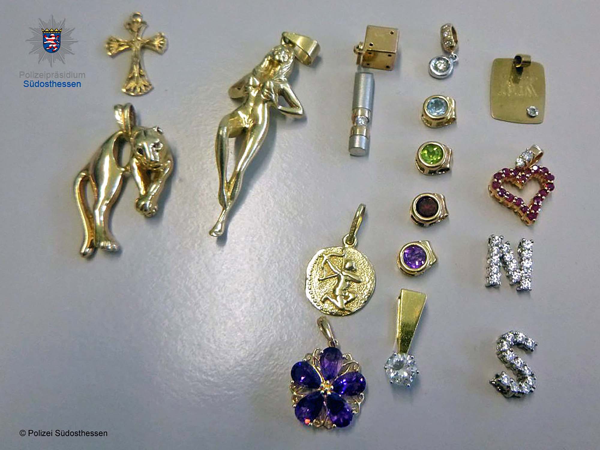 Man Finds Nearly $120,000 in Jewelry, Cash While Gardening, Gets to Keep It