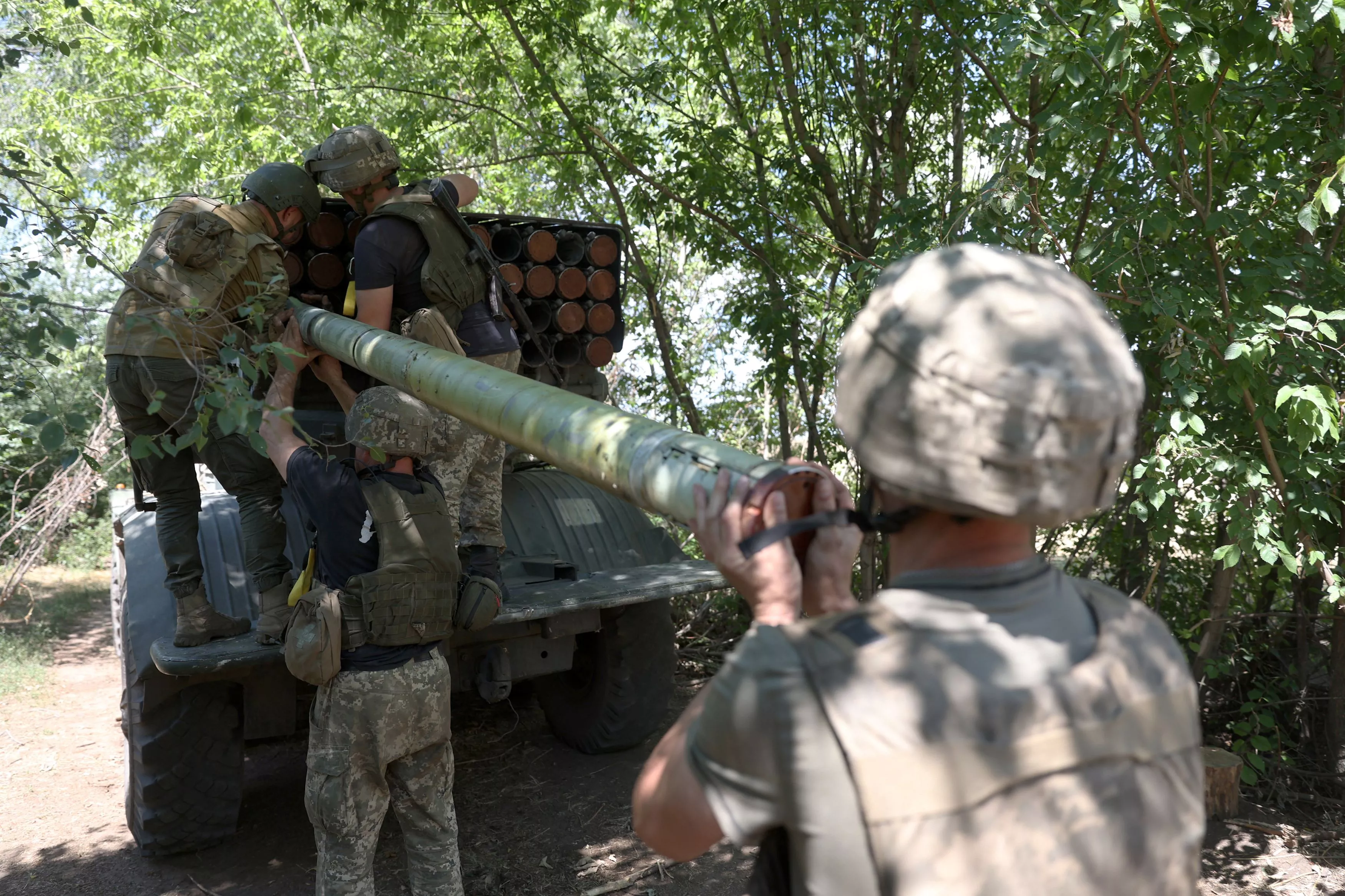 ukrainian-soldiers-load-rocket.webp?w=16