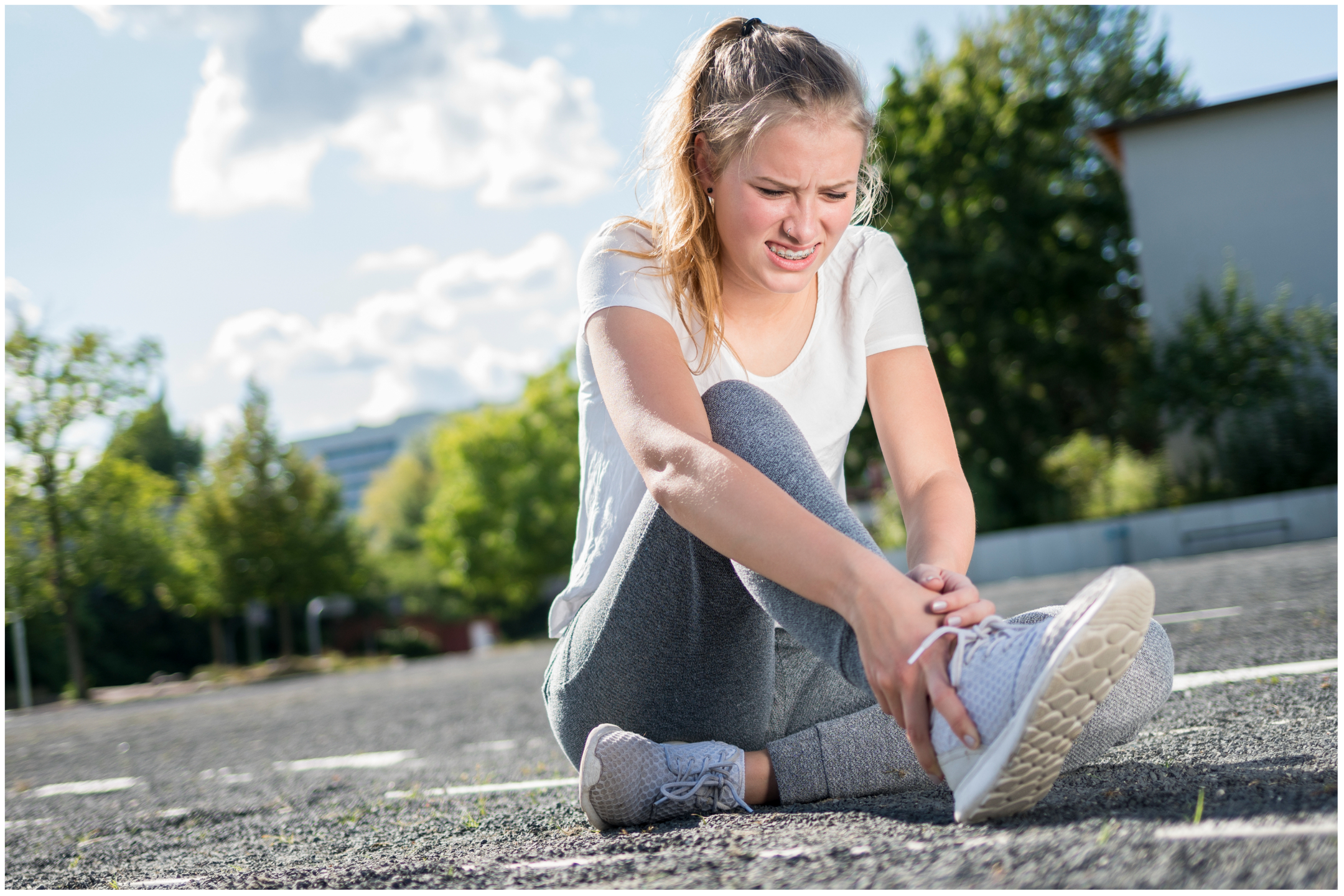 Без особенно. Девочка в платье ушибла ногу. Woman Ancle. Girl with a Sprain.