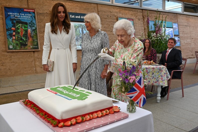 Koningin Elizabeth II Taart Snijden Met Zwaard