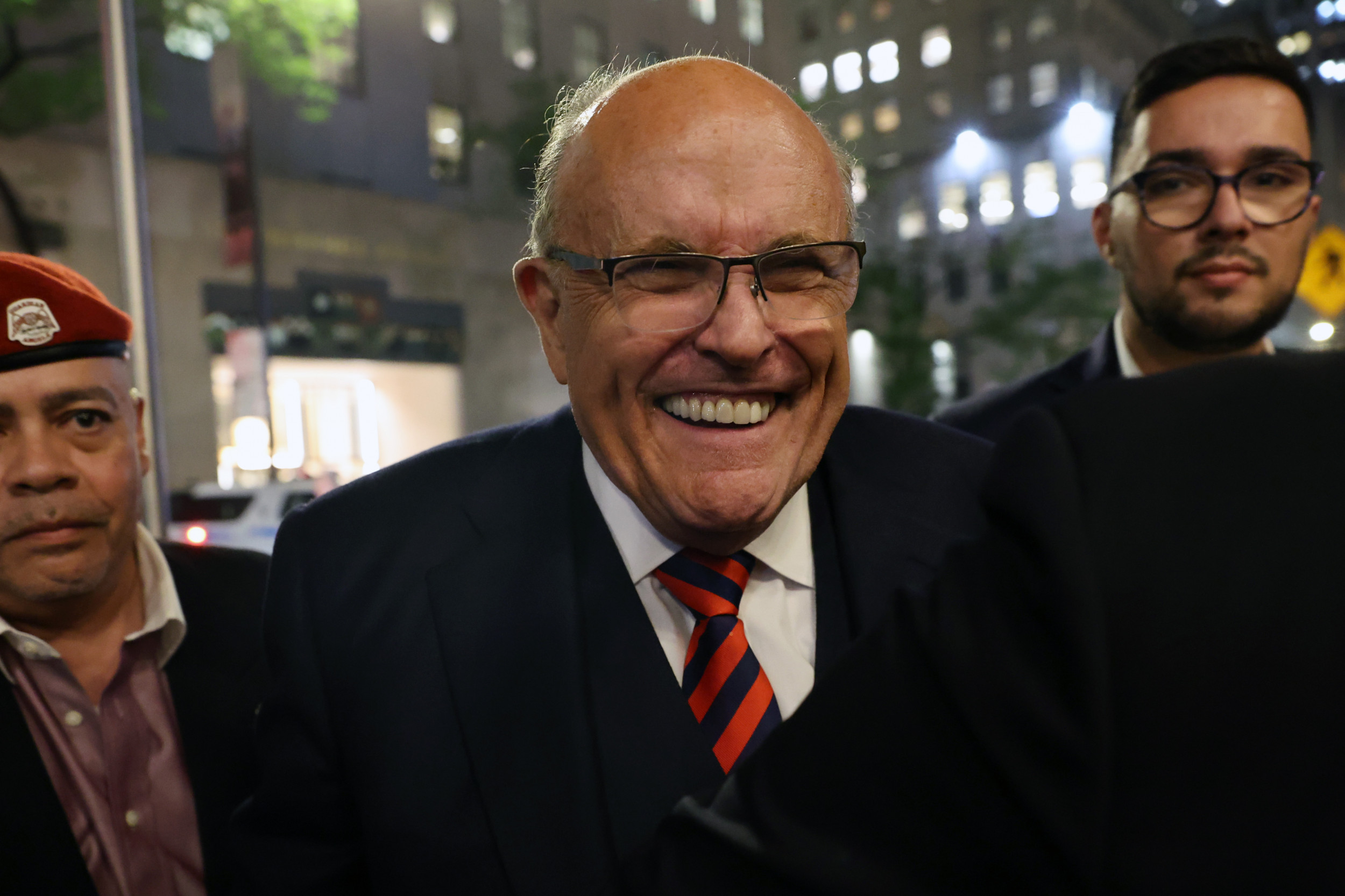 Rudy Giuliani dit que la police a “du mal” parce qu’elle “ne peut pas vous frapper”