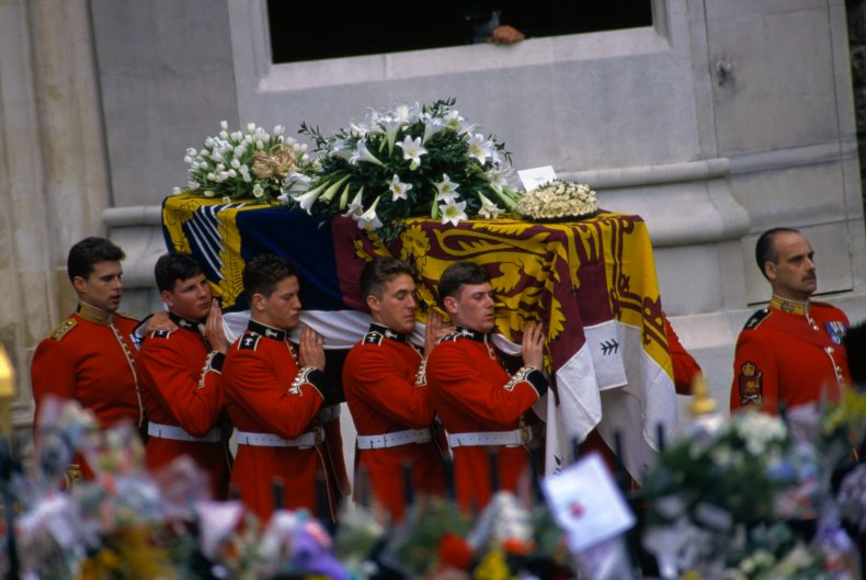 Doodskist en begrafenisstoet van prinses Diana