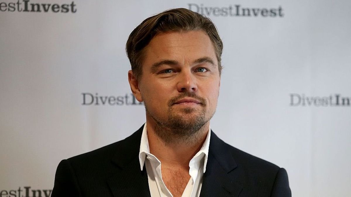 Leonardo DiCaprio poses for photo