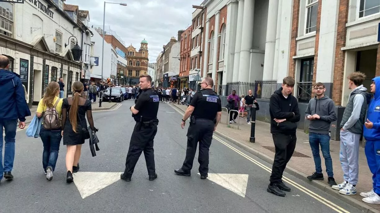 Cops Shut Down 'Chaotic' Street After Crowds Gather for Free Pizza - Vimarsana News