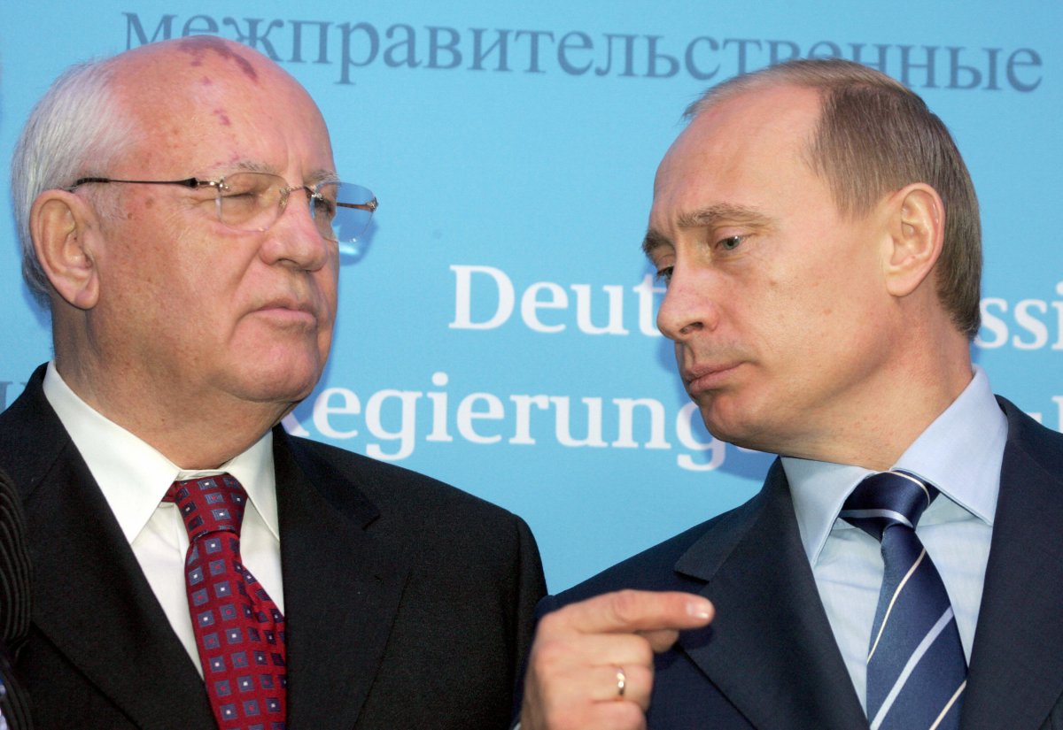 Vladimir Putin talks to Mikhail Gorbachev 