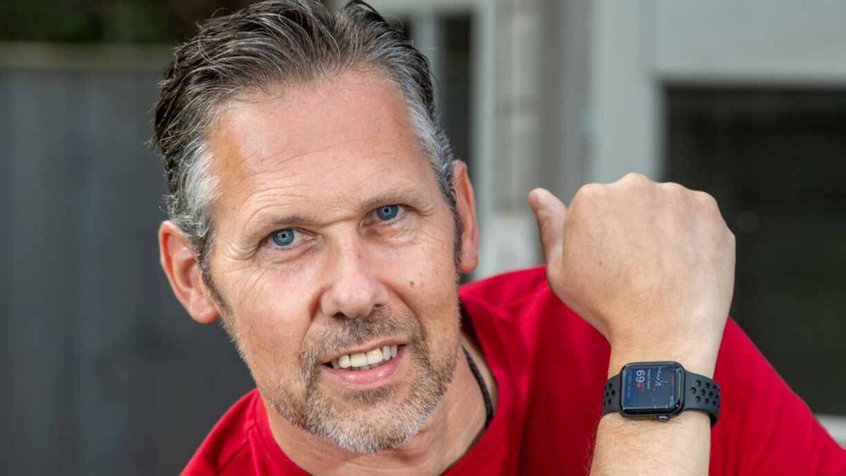 Man Says Smartwatch Saved His Life After His Heart Stopped Over 100 man-says-smartwatch-saved-his-life-after-his-heart-stopped-over-100