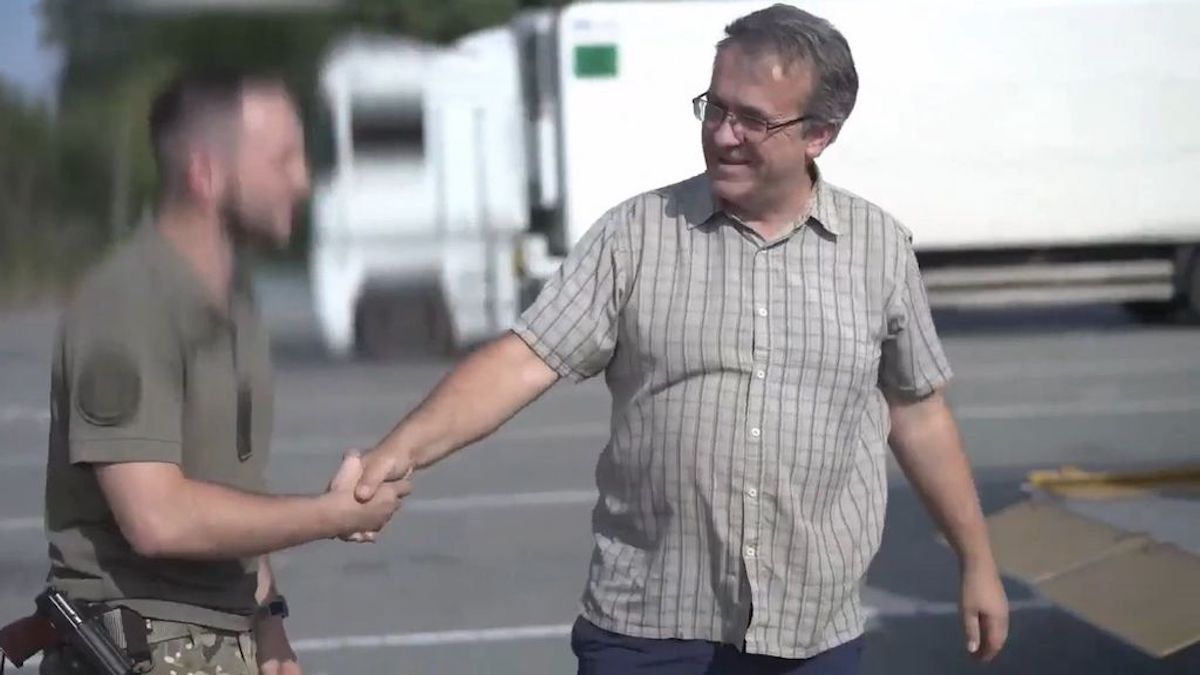 Man Hands Over Truck Full of Supplies to Ukrainian Soldiers