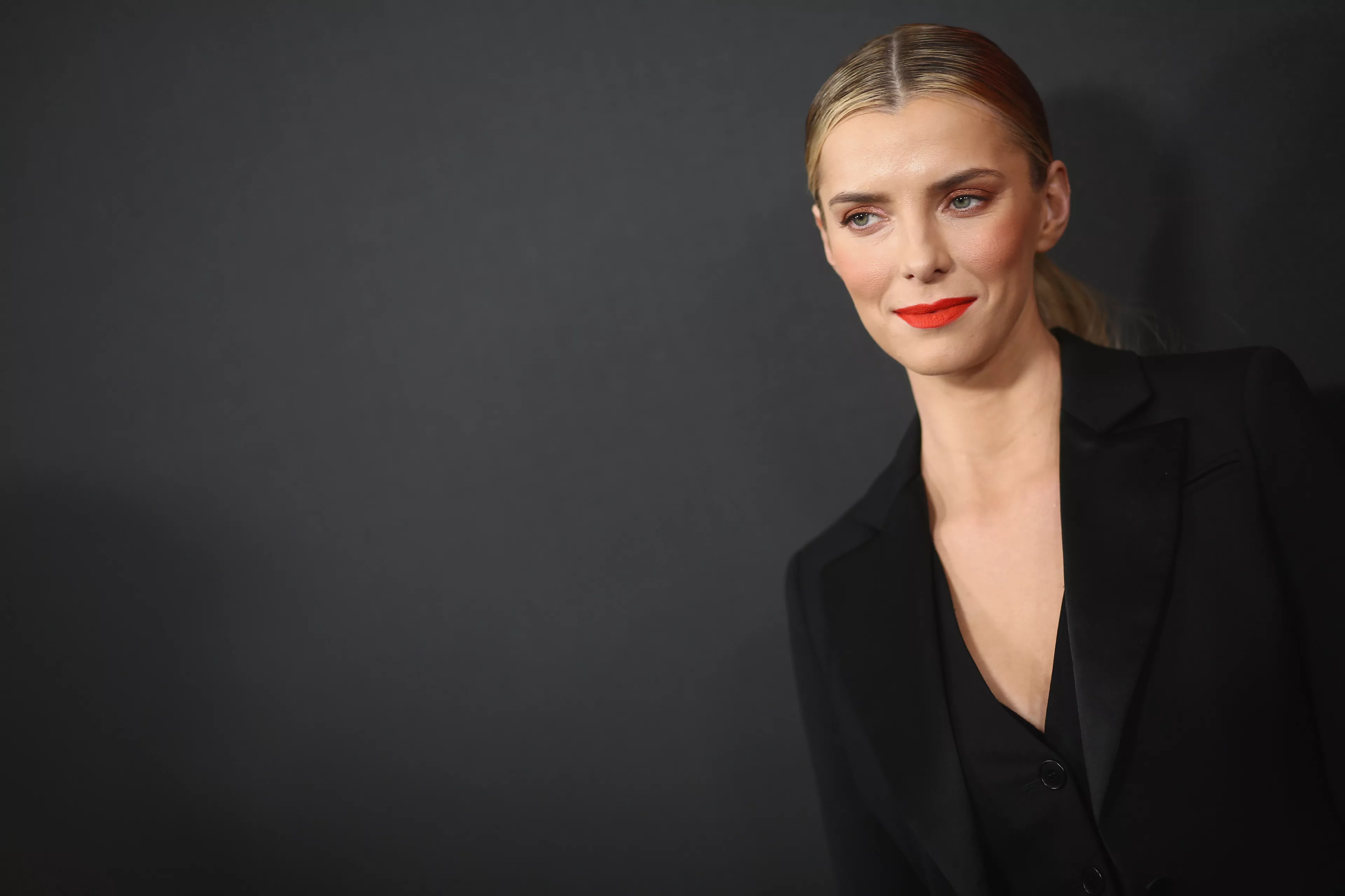 Betty Gilpin Talks New Book 'All the Women in My Brain' and Self-Acceptance - Vimarsana News