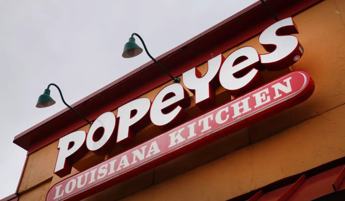 Woman Says Popeyes Employees Refused to Let Her Buy Homeless Man Food - Vimarsana News