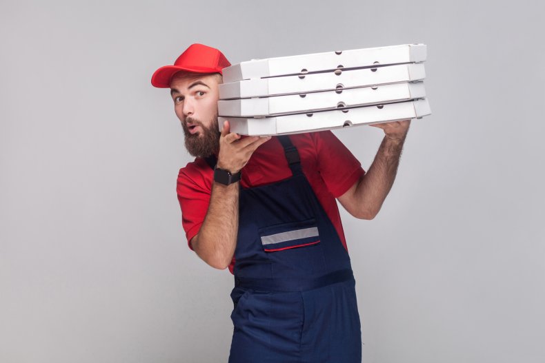 Hombre genera debate después de vender pizzas en Walmart