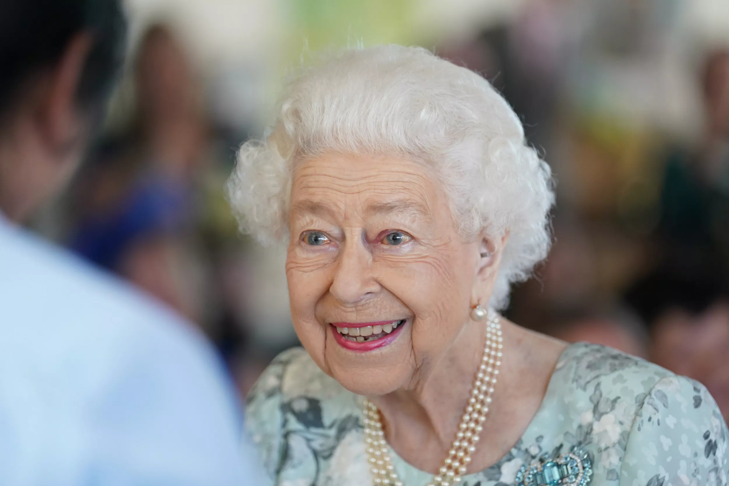 Queen Elizabeth's Close Relationship With Adviser Made Palace Staff Jealous - Vimarsana News