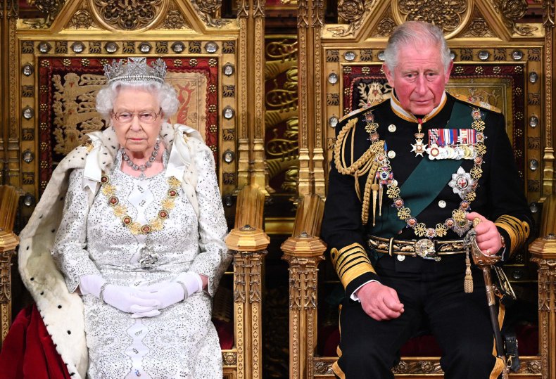 La reina Isabel II y el príncipe Carlos
