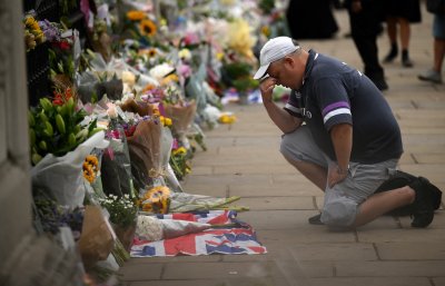 Man Kneeling Mourning Queen Elizabeth Buckingham Palace