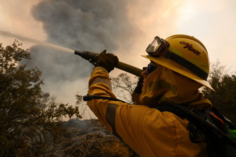 Kalifornijski strażak walczy z Fairview Fire w pobliżu Hemet