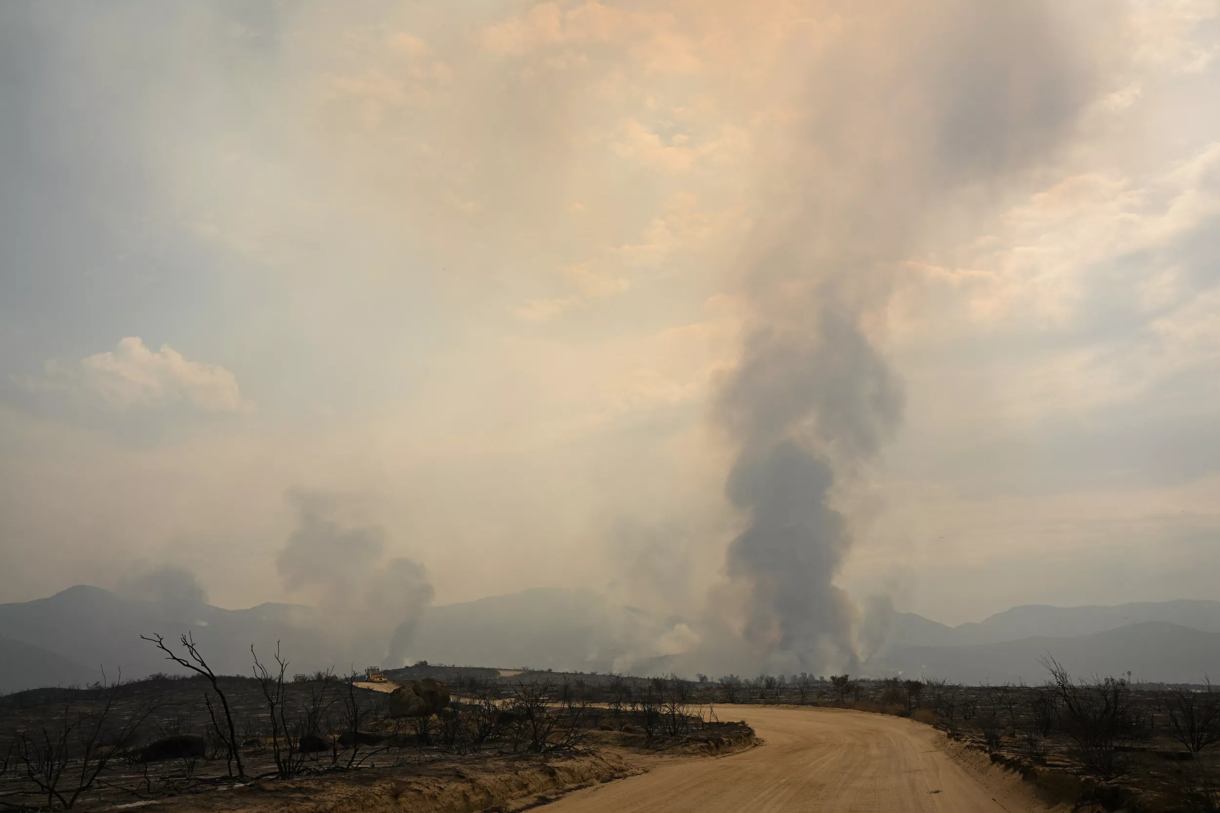 'Campfire Smell' Spreads to 2 Other States as Massive Wildfire Rages - Vimarsana News