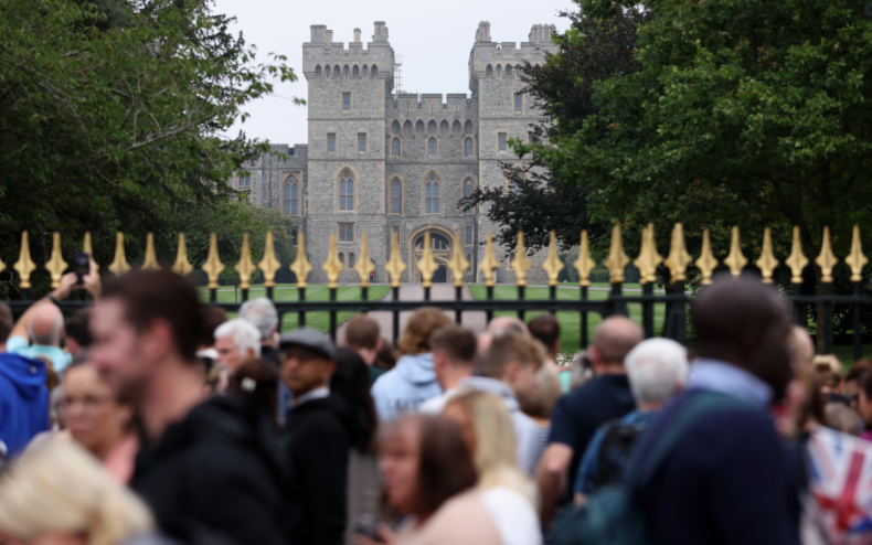 A crowd outside Windsor Castle.