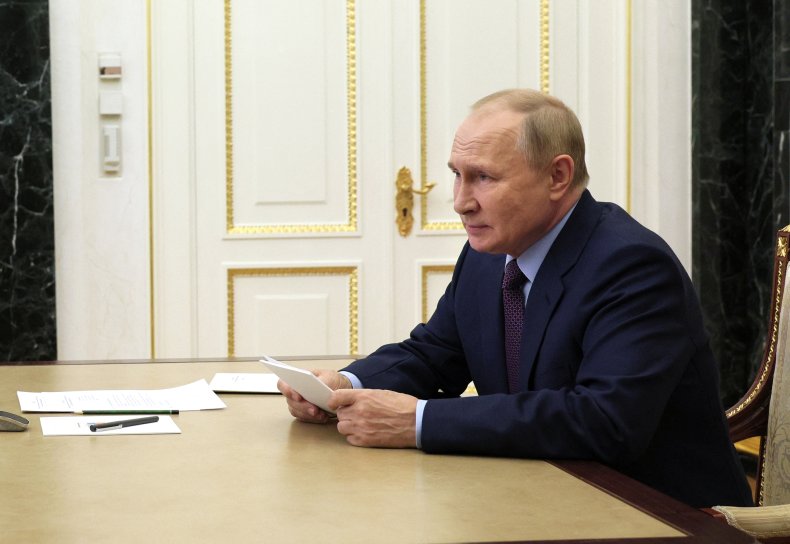 Russian officials demand Putin resignation