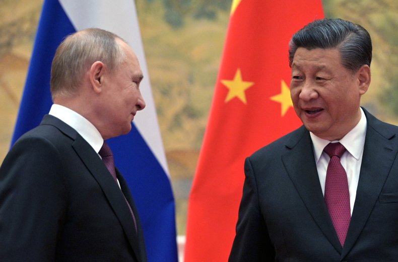 Russian President Vladimir Putin (L) and Chinese
