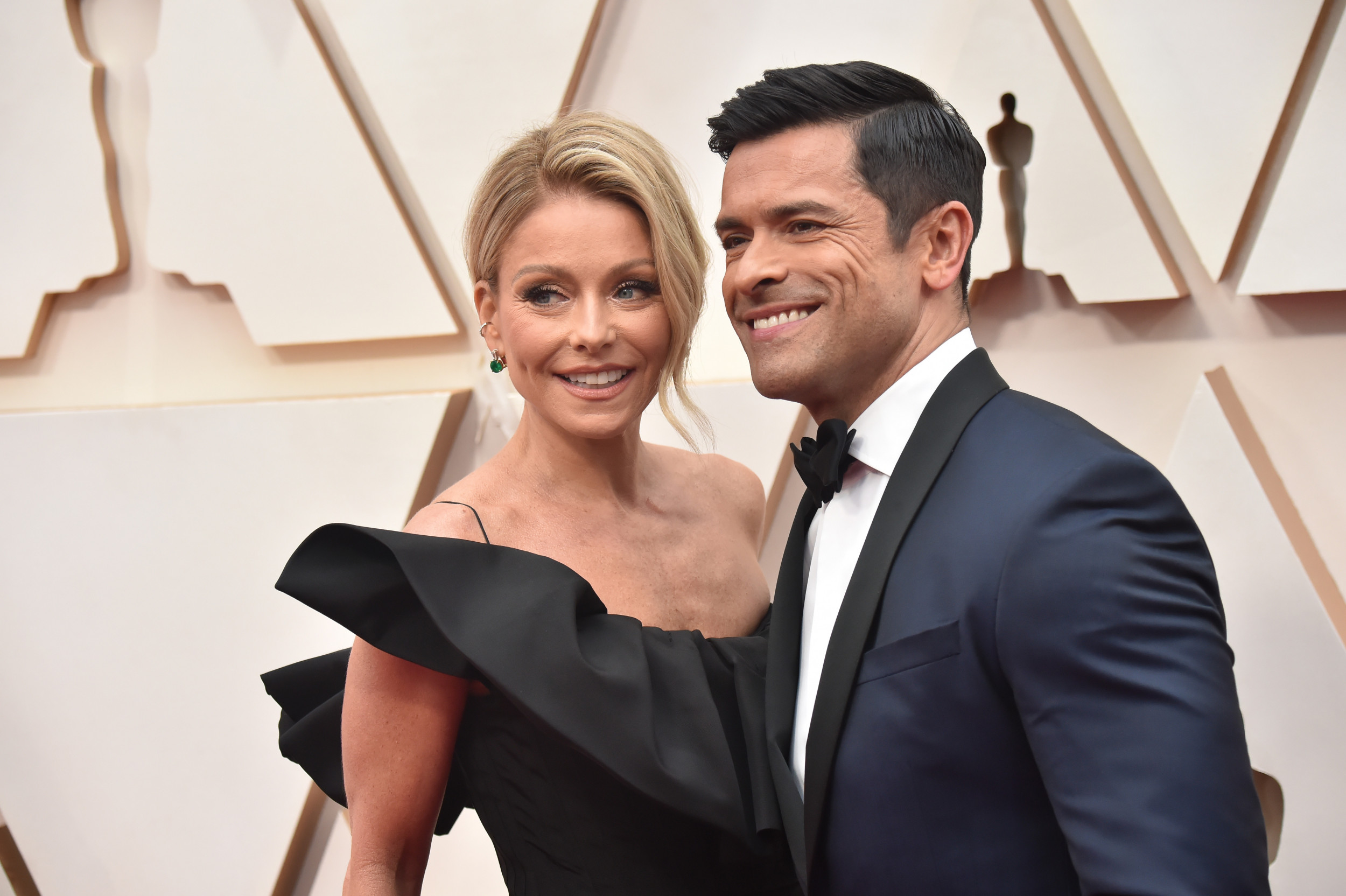 kelly-ripa-mark-consuelos.jpg?w=1600\u0026h=1200\u0026q=88\u0026f=820a5b548c2ddfcf0bcd6e09851e5996