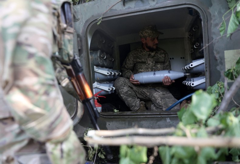 Ukrainian artillery men in Luhansk