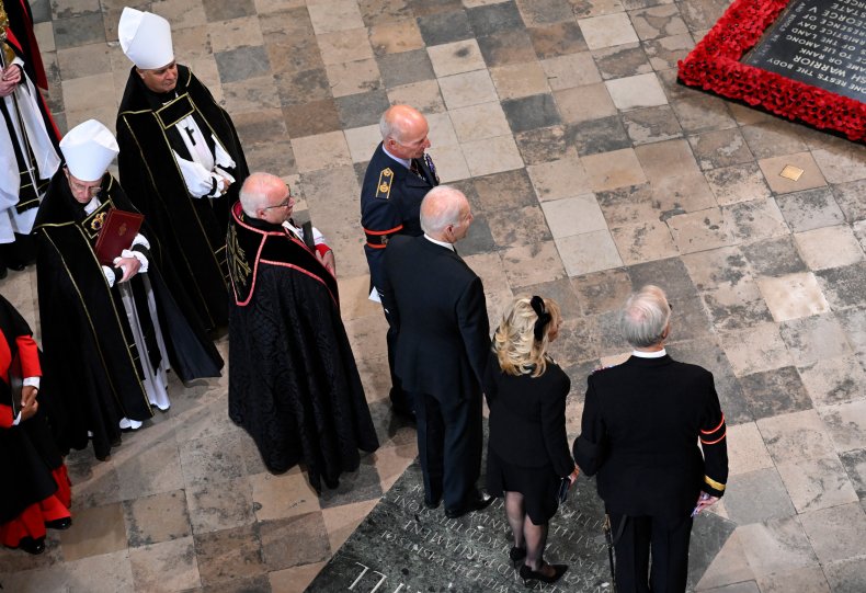 Bidens przybywa do Opactwa Westminsterskiego